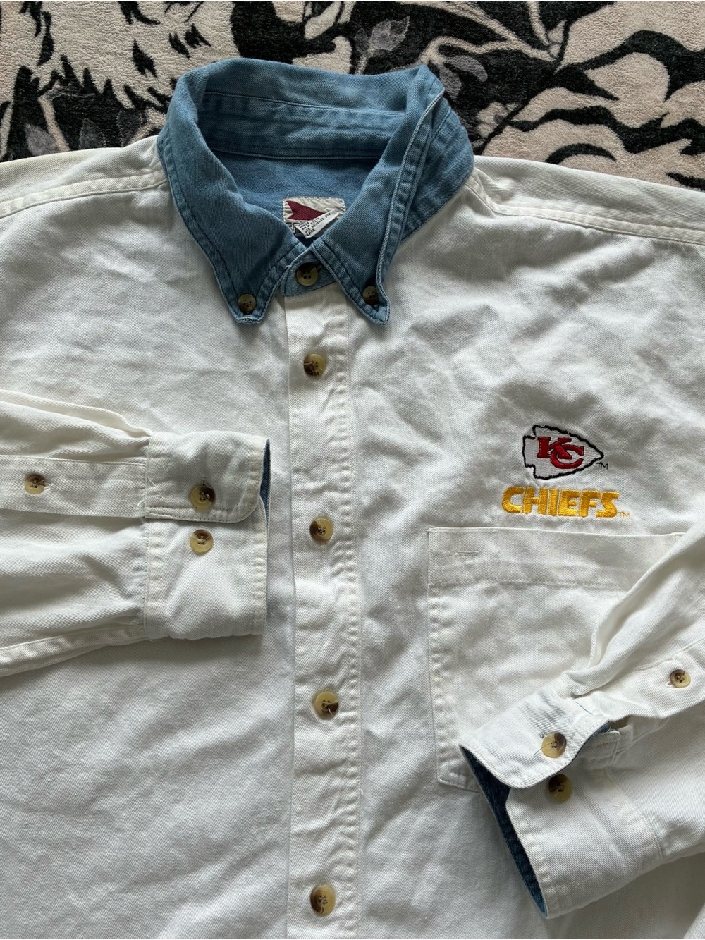 000 - VINTAGE 90s KANSAS CITY CHIEFS NFL FOOTBALL BUTTON SHIRT